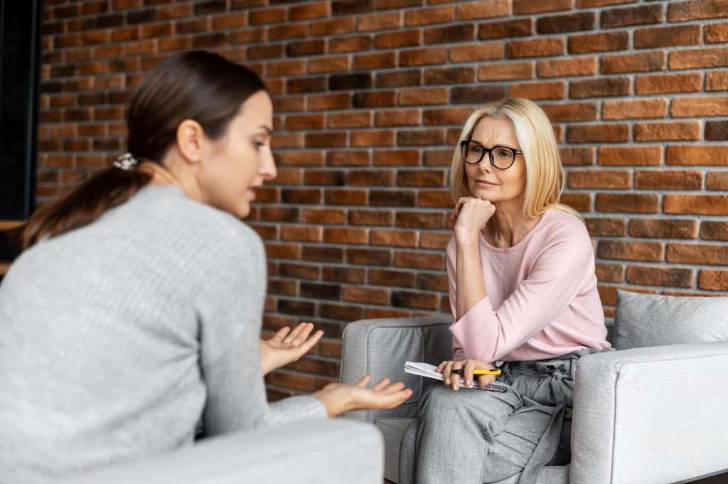 Woman speaking with a clinical psychologist.